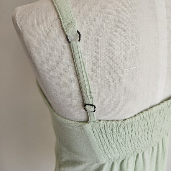 Light Green Sleeveless Dress - Picture 3 of 4